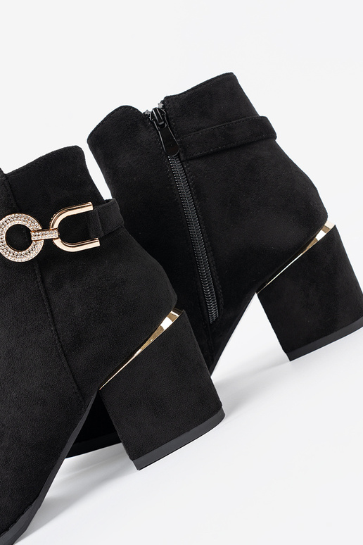 melnas krāsas sieviešu zābaki z elegancką sprzączką