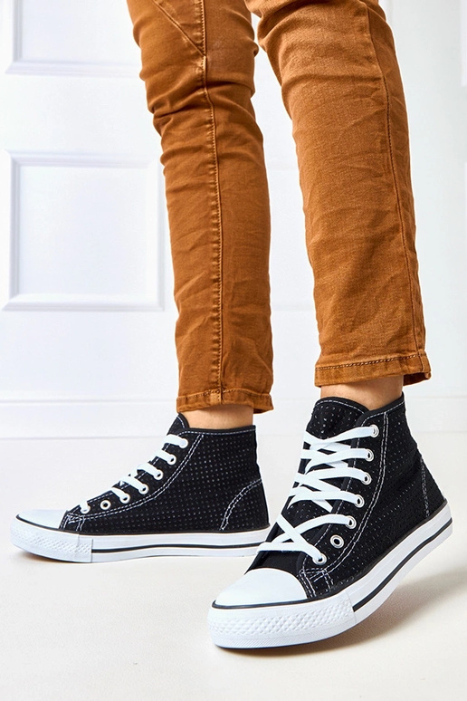 Melni caurumi augsti sporta apavi...