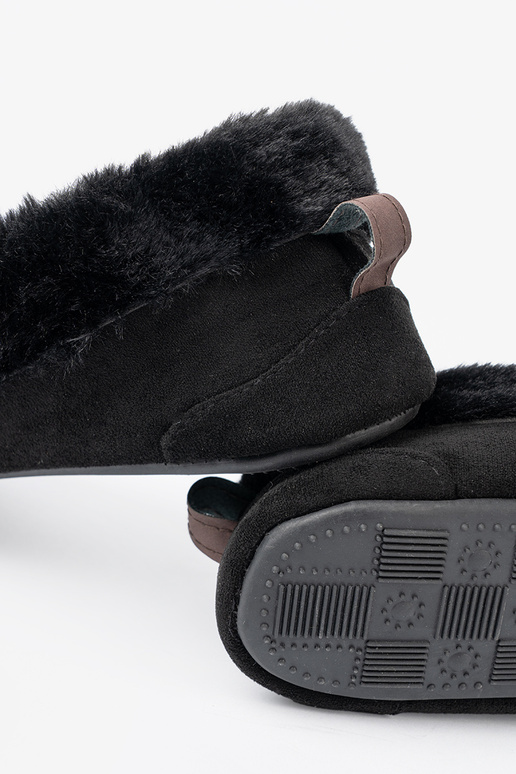 Mīksts, Melnas krāsas kapcie typu mokasīni ar loku