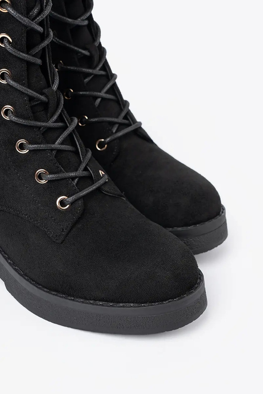 Ērti zābaki In kolorze melna krāsam uz plakanas zoles