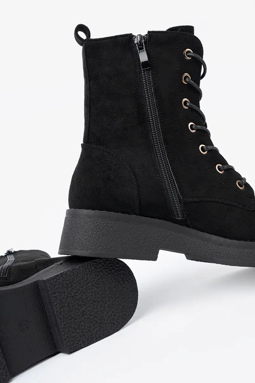 Ērti zābaki In kolorze melna krāsam uz plakanas zoles