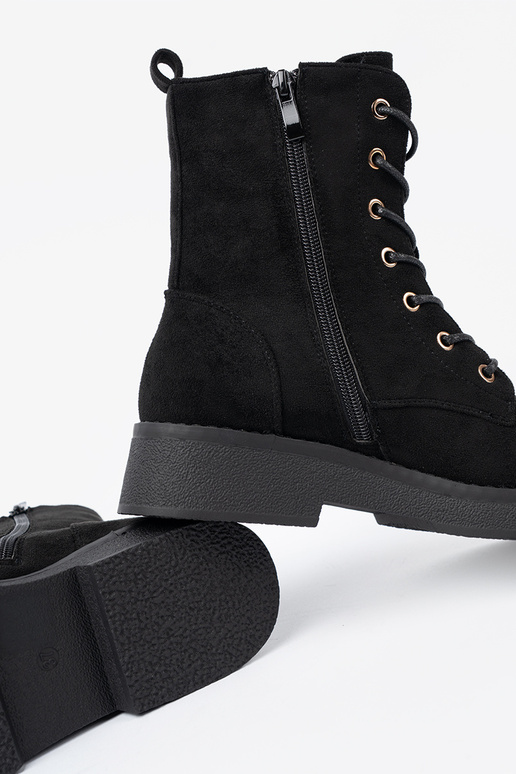 Ērti zābaki In kolorze melna krāsam uz plakanas zoles