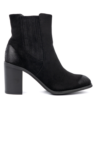 melnas krāsas zamšādas zābaki uz augsta staba izolēts 2