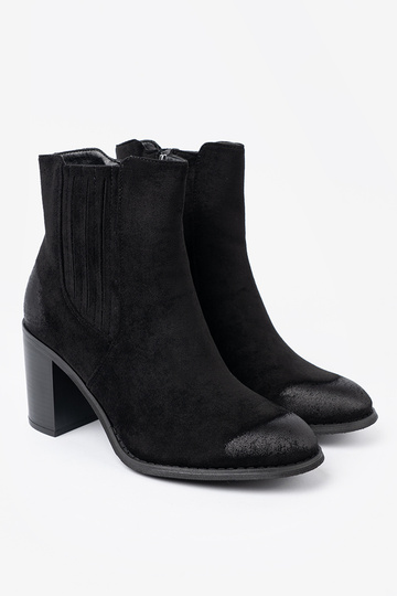 melnas krāsas zamšādas zābaki uz augsta staba izolēts