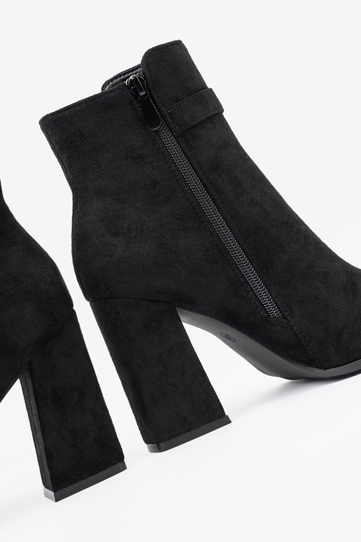 Eleganta stila Melnas krāsas zābaki z biżuteryjnym akcentem