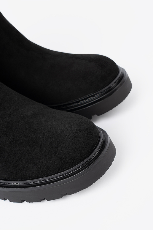 melnas krāsas zābaki uz biezas zoles z choleInką pie potītes