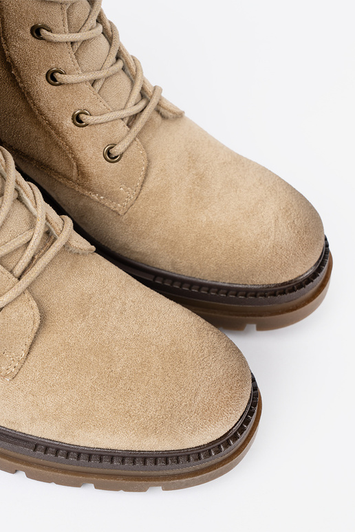 zamšādas bēšs zābaki z solidnym bieżnikiem