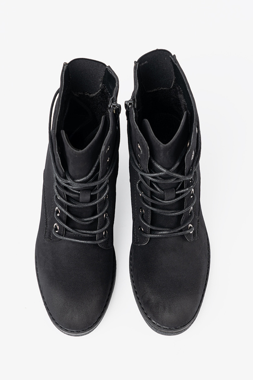 melnas krāsas zābaki mežģīņots uz zema papēža