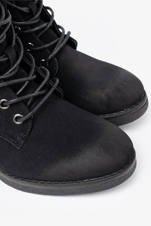 melnas krāsas zābaki mežģīņots uz zema papēža