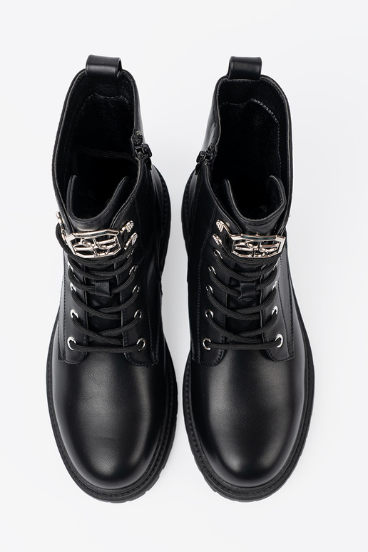 melnas krāsas zābaki ar metāla apdari