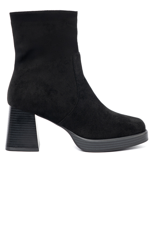 Eleganta stila Melnas krāsas zābaki uz stabila staba