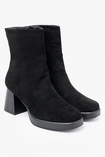 Eleganta stila Melnas krāsas zābaki uz stabila staba