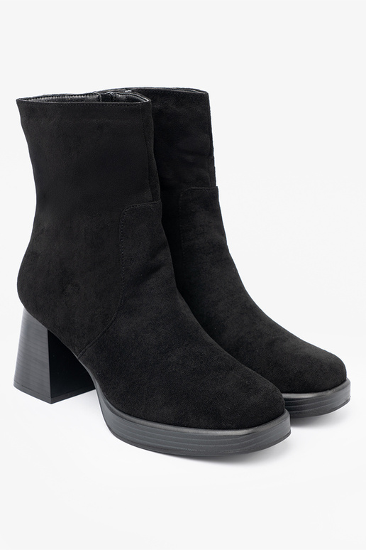 Eleganta stila Melnas krāsas zābaki uz stabila staba