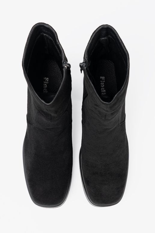 Eleganta stila Melnas krāsas zābaki uz stabila staba