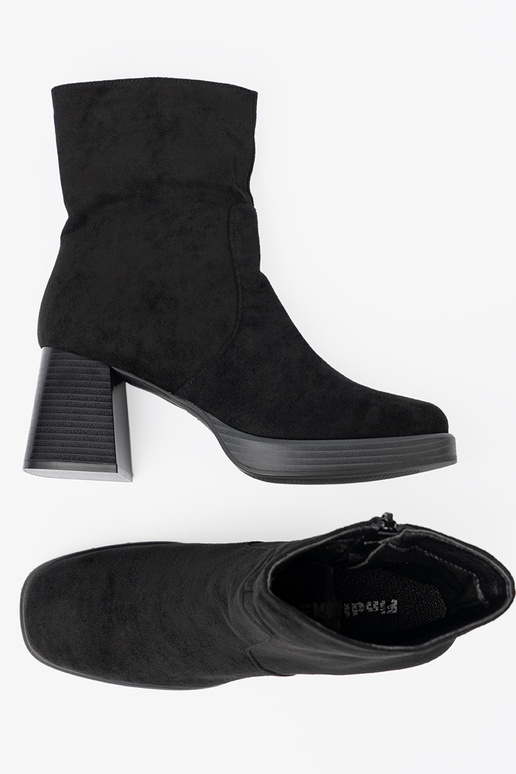 Eleganta stila Melnas krāsas zābaki uz stabila staba