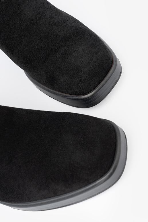 Eleganta stila Melnas krāsas zābaki uz stabila staba