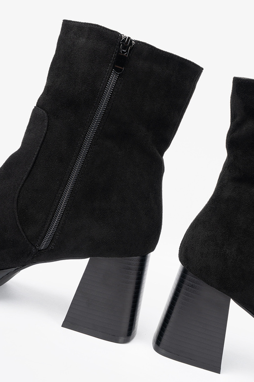 Eleganta stila Melnas krāsas zābaki uz stabila staba