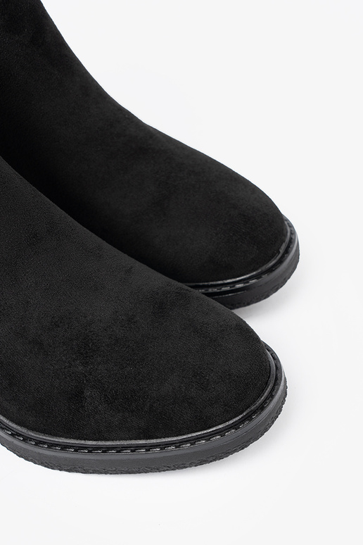 melnas krāsas zābaki ar sprādzēm uz stabila papēža