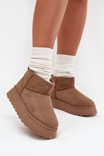 Melnbaltas sporta kurpes ar mirdzošām sudraba detaļām