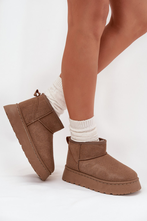 Melnbaltas sporta kurpes ar mirdzošām sudraba detaļām