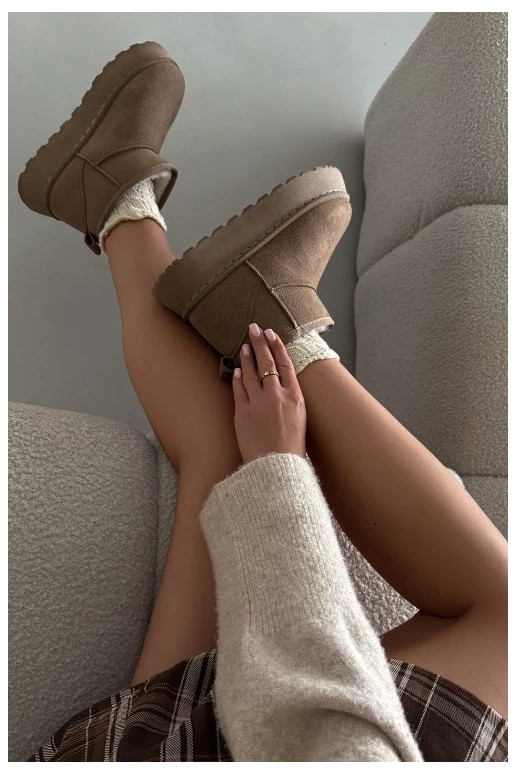 Melnbaltas sporta kurpes ar mirdzošām sudraba detaļām