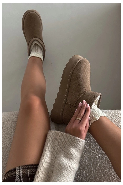 Melnbaltas sporta kurpes ar mirdzošām sudraba detaļām