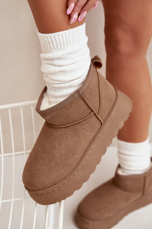 Melnbaltas sporta kurpes ar mirdzošām sudraba detaļām