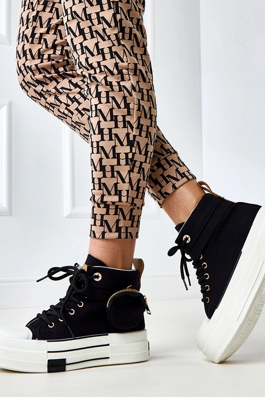 Melnā augstie kedai ar platformu un...