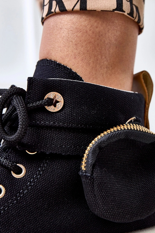 Melnā augstie kedai ar platformu un...