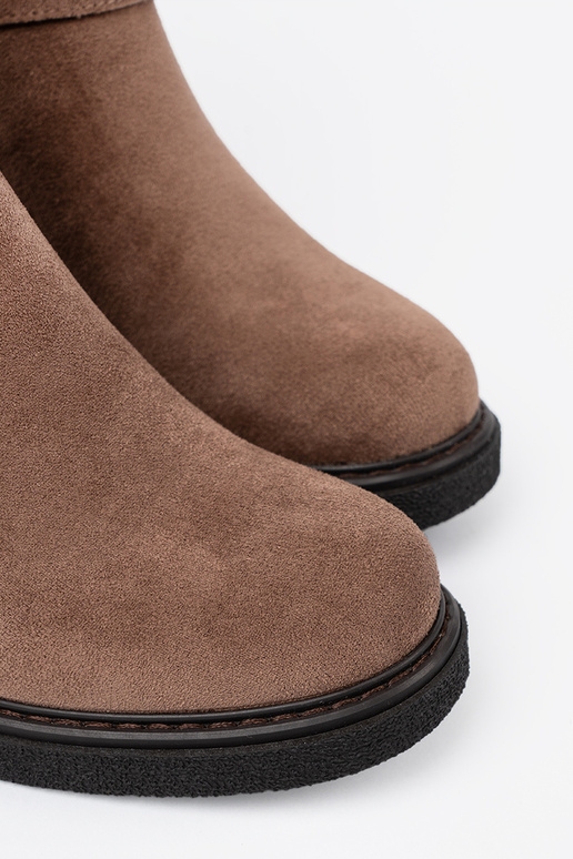 Stilīgs bēšs zābaki uz stabila papēža