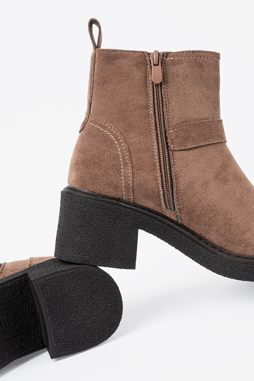 Stilīgs bēšs zābaki uz stabila papēža