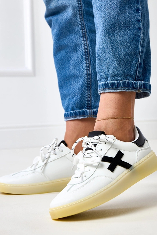 Baltie sporta apavi uz platformas ar... Baltie sporta apavi uz platformas ar...