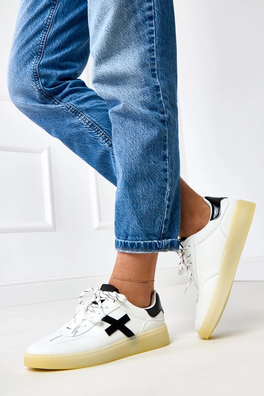 Baltie sporta apavi uz platformas ar... Baltie sporta apavi uz platformas ar...