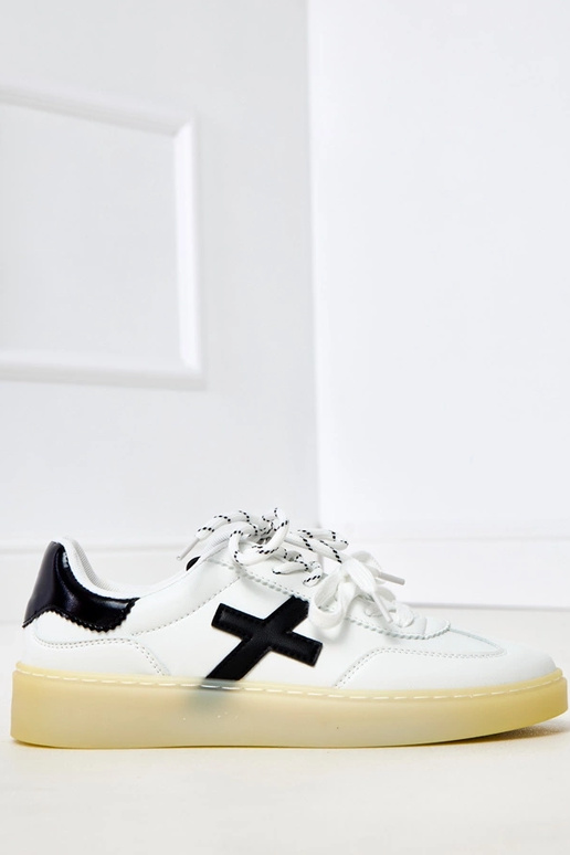 Baltie sporta apavi uz platformas ar... Baltie sporta apavi uz platformas ar...