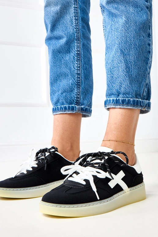 Melni sporta apavi uz platformas ar... Melni sporta apavi uz platformas ar...