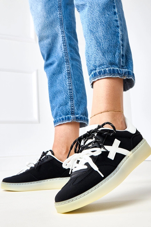 Melni sporta apavi uz platformas ar... Melni sporta apavi uz platformas ar...