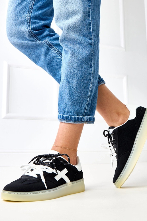 Melni sporta apavi uz platformas ar... Melni sporta apavi uz platformas ar...