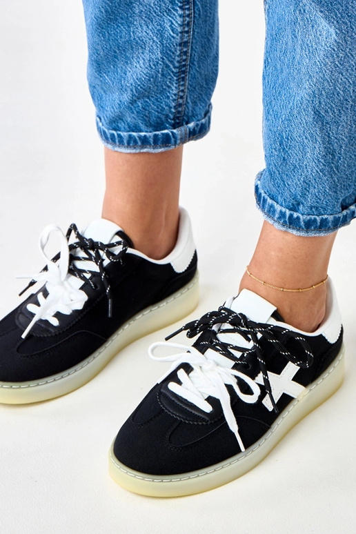 Melni sporta apavi uz platformas ar... Melni sporta apavi uz platformas ar...