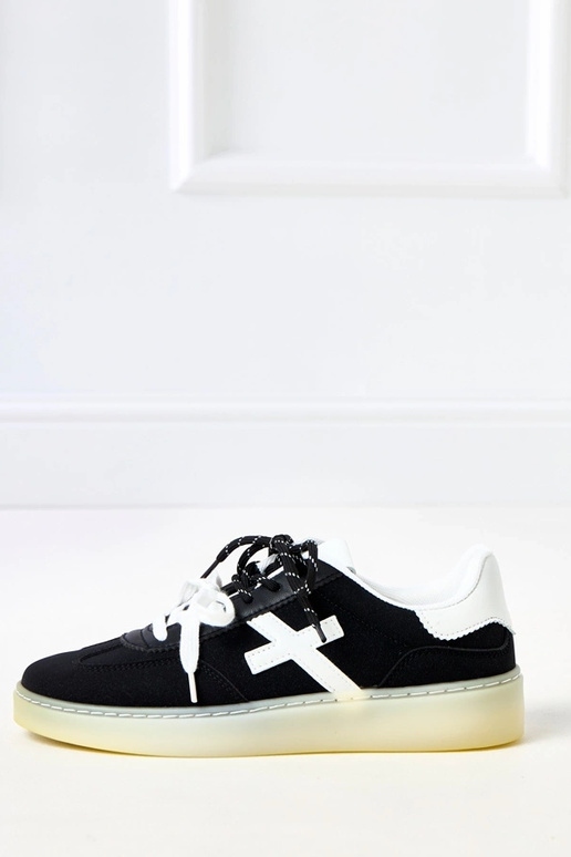 Melni sporta apavi uz platformas ar... Melni sporta apavi uz platformas ar...