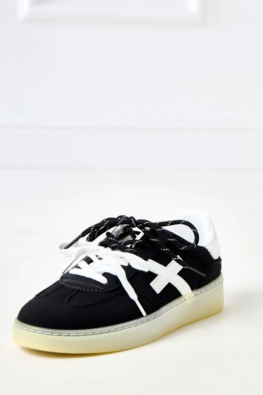 Melni sporta apavi uz platformas ar... Melni sporta apavi uz platformas ar...