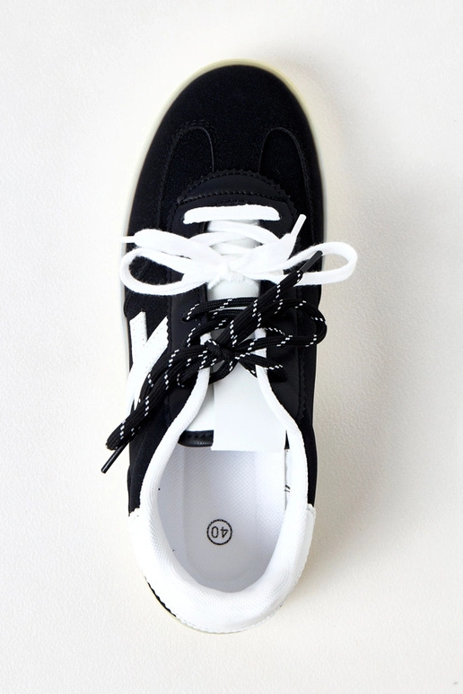 Melni sporta apavi uz platformas ar... Melni sporta apavi uz platformas ar...