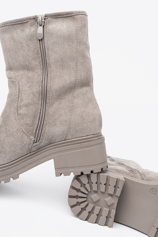 Ērti pelēkas krāsas zābaki na masyInnej podeszInie