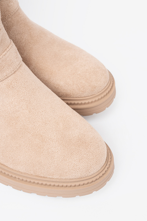 Stilīgs jsnobēšs zābaki ar dekoratīvām sprādzēm