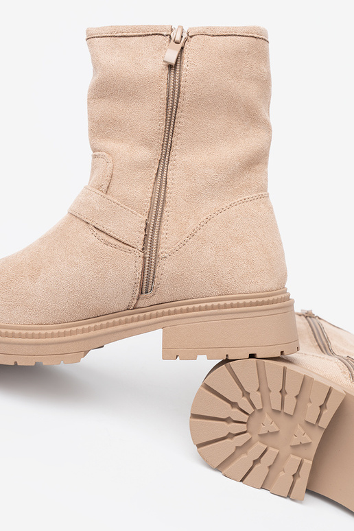 Stilīgs jsnobēšs zābaki ar dekoratīvām sprādzēm