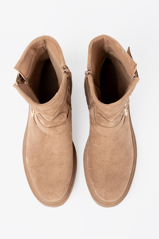 Brūnas krāsas zābaki z ozdobnymi zeltainimi klamrami