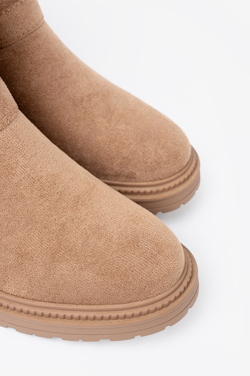 Brūnas krāsas zābaki z ozdobnymi zeltainimi klamrami