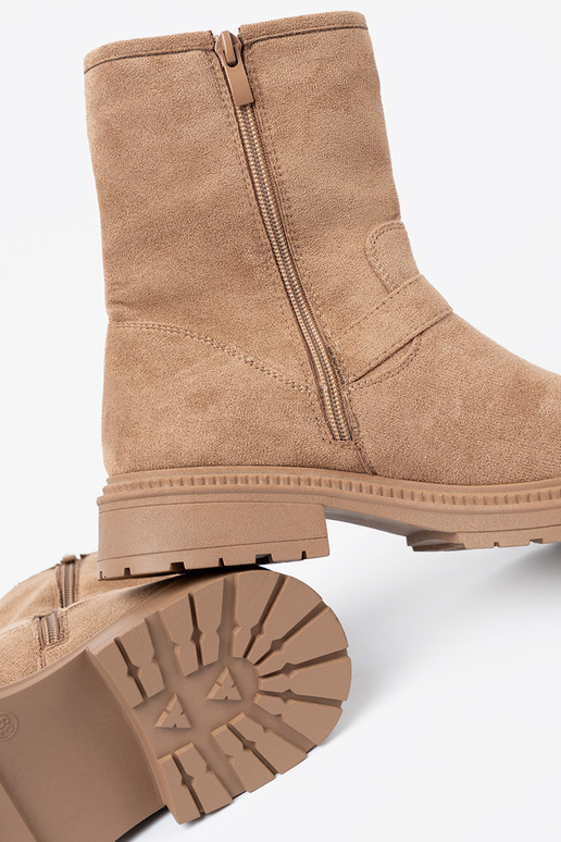 Brūnas krāsas zābaki z ozdobnymi zeltainimi klamrami