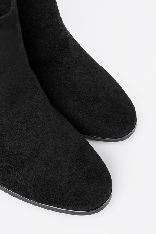 Stilīgs Melnas krāsas zābaki z eleganckim zdobieniem