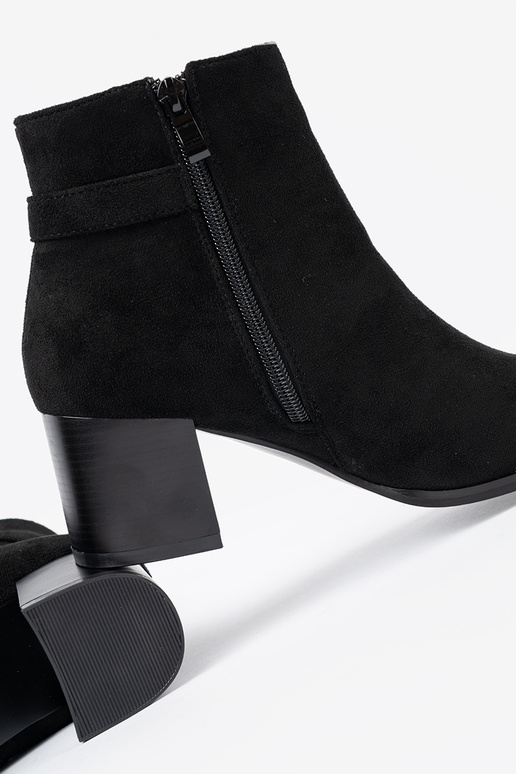 Stilīgs Melnas krāsas zābaki z eleganckim zdobieniem