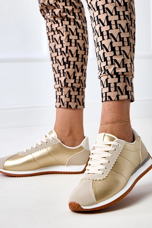 Smilšu krāsas sporta apavi ar smilšu... Smilšu krāsas sporta apavi ar smilšu...